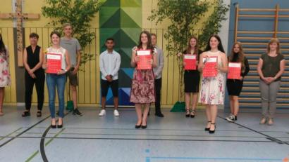 Bild: rhi
Schulverbandsvorsitzender Martin Birner, Rektorin Irene Träxler und Elternbeiratsvorsitzende Maria Rabe (von rechts) ehrten gemeinsam mit den Lehrkräften Daniel Siml, Bettina Lamecker und Lucia Schmid (hinten, von links) die besten Absolventen der Mittelschule Neunburg.