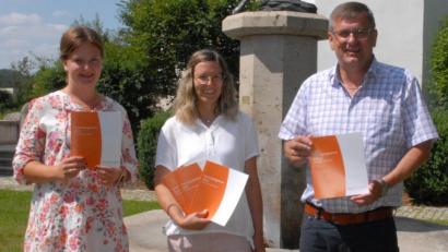Bild: pop
Jugendbeauftragte Paula Weigert, Tanja Bauer (Markt Schmidmühlen) und Bürgermeister Peter Braun (von links) stellen das Schmidmühlener Ferienprogramm vor.