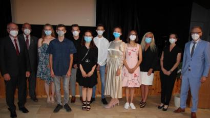 Bild: kro
Bei der Entlassfeier in der Mittelschule Waldsassen, von links Bürgermeister Max Bindl und Klaus Meyer, sowie Feline Gmeiner, Jonas Eckstein, Julian Danhof, Emiliy Fernandez-Diez, Louis Malzer, Emilia Stengauer, Dao Eva Vu, Schulleiterin Claudia Strobel-Dietrich, Stellvertreterin Petra Burger und Bürgermeister Bernd Sommer.