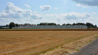 Bild: jr
Derzeit wächst hier noch Getreide und Mais. Bald soll an der Straße nach Oberteich das neue Schott-Logistikzentrum entstehen. Im Hintergrund ist das bestehende, wesentlich kleinere Logistikzentrum zu sehen.