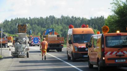 Bild: kgg
Die Bundesstraße 299 zum Grenzübergang Waldassen-Eger wird am Freitag, 30. Juli, ab 12 Uhr wieder für den Verkehr freigegeben. Am Donnerstag wurden noch die Markierungen auf die neue Fahrbahndecke aufgetragen.