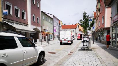 Bild: Dobler
Zankapfel Friedrich-Ebert-Straße: Soll der Fahrzeug-Verkehr aus dem modernisierten Straßenstück verbannt werden? An diesem Thema scheiden sich die Geister. Am Mittwoch soll es im Verkehrsausschuss des Stadtrates diskutiert werden..
