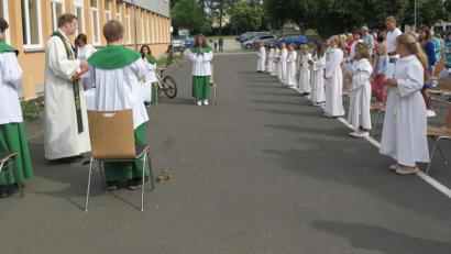 Bild: jzk
Die Erstkommunionkinder nahmen an der Familienmesse im Freien mit Alben, aber ohne Kerzen teil.