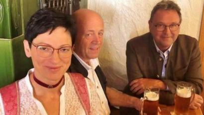 Bild: gz
Fernsehmoderator Georg Ried (rechts) ist am Montag im BR-Fernsehen bei Lisa und Albert Grießl in der Zoiglstum zu Gast.