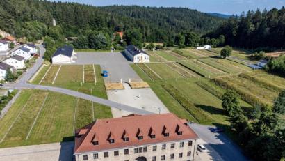 Symbolbild: Armin Weigel/dpa
Die KZ-Gedenkstätte Flossenbürg.