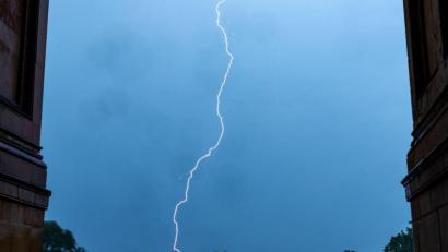 Archivbild: Peter Kneffel/dpa
Ein Blitz schlägt in den Turm des Münchner Rathauses ein.