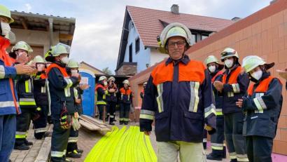 Bild: lei
Georg Friedl geht auf dem gelben Teppich aus Feuerwehrschläuchen.