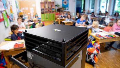 Symbolbild: Sven Hoppe/dpa
Ein mobiler Luftfilter in einem Klassenraum.