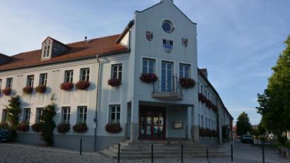Bild: jr
Auf den Stufen vor dem Verwaltungsgebäude machen es sich zuweilen Jugendliche mit alkoholischen Getränken gemütlich. Das wird bald nicht mehr möglich sein.