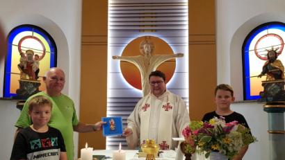 Bild: gi
Pfarrer Udo Klösel feierte den ersten Gottesdienst zum Patrozinium St. Anna in Gebhardsreuth. Reinhold Baier überreicht ihm ein Büchlein wie diese Kapelle entstanden ist.