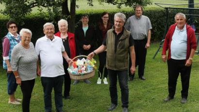 Bild: wro
Albert Thoma (Dritter von links) feierte 85. Geburtstag. Dem Jubilar gratulierten Lebensgefährtin Lisette Straub (Zweite von links), Bürgermeister Wolfgang Braun (Dritter von rechts), Geschwister und nahe Verwandte.