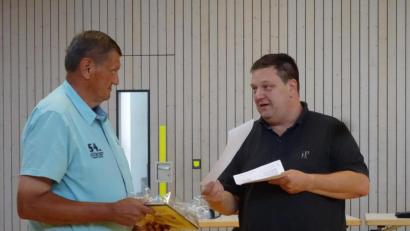 Bild: Houschka
Franz Ziegelmeier (links) gehört seit 25 Jahren dem Fensterbacher Gemeinderat an. "Auf Dich war immer Verlass", lobte Bürgermeister Christian Ziegler und übergab Geschenke.