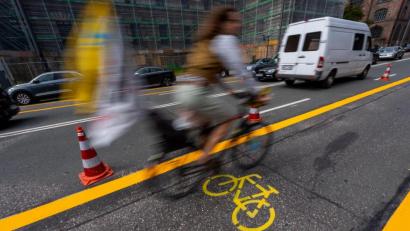 Archivbild: Peter Kneffel/dpa
In der Elisenstraße in München wurde 2020 die erste Pop-up-Bike-Lane eröffnet (Bild). In Amberg diskutieren die Stadträte ein ähnliches Vorhaben für ein kurzes Stück auf dem Altstadtring.