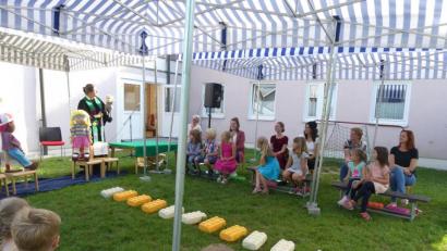 Bild: rn
Nach Klage- beziehungsweise Trostworten der Puppen Franky und Frieda übernahm Pfarrerin Anne Utz die Sprechrolle eines schlauen Esels und half beim Brückenbau.