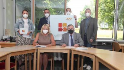 Bild: Hans-Jürgen Schmelzer/exb
Professorin Andrea Klug (Präsidentin der OTH Amberg-Weiden) und Schulleiter Albert Bauer (sitzend) haben die Kooperationsvereinbarung unterzeichnet. Das Bild zeigt weiter (stehend von links) Dr. Carolin Wagner (Leiterin des Career-Service der OTH), Professor Matthias Söllner, Lehrer Martin Putzlocher und Studiendirektor Matthias Weiser.