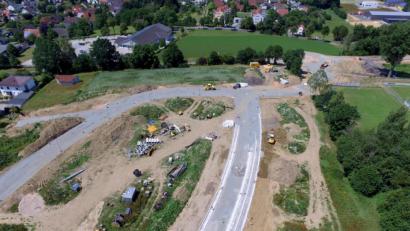 Luftbild: Michael Ascherl
Das Baugebiet Rumpler III samt Kreisverkehr ist eine der letzten Flächen, die Neustadt/WN Bauwilligen 2017/18 zur Verfügung stellen konnte. Neues Bauland ist derzeit noch nicht in Sicht. Außerdem gilt das Gebot des Flächensparens.