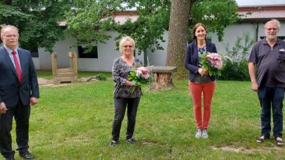 Bild: jr
Verabschiedet wurden am Mittwoch im Rahmen einer kleinen Feierstunde Rektorin Johanna Reger (Zweite von rechts) und Förderlehrerin Doris Czerwik, nach 45 Berufsjahren. Dankesworte sprachen Bürgermeister Max Bindl (links) und Pfarrseelsorger Pater Benedikt Leitmayr.