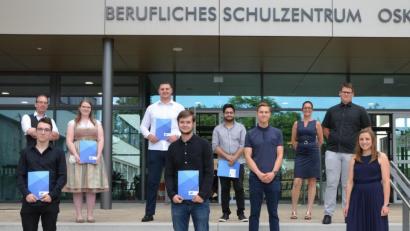 Bild: Schulzentrum Schwandorf/exb 
Die Absolventen der Berufsschule Plus-BS+ bekamen ihre Zeugnisse überreicht. Das Bild zeigt (obere Reihe, von links) Klassleiter Klaus Kessler, Claudia Mauerer, Franz Fischer, Sebastian Omary, Petra Koller, Moritz Baumer sowie (untere Reihe, von links) Rene Kraus, Michael Fröhler, Elias Ries und Marissa Zitzmann.