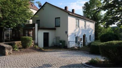 Bild: bsc
In die Jahre gekommen ist der einst beliebte Jugendtreff Exile. Sanieren oder Abriss - darüber muss in naher Zukunft entschieden werden.