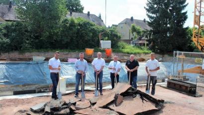 Bild: stg
Vom (symbolischen) Spatenstich ab soll es bis Oktober 2022 dauern, bis die Mieter einziehen können