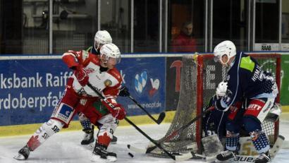 Archivbild: gb
Mit der Partie beim EC Peiting starten die Blue Devils am 8. Oktober in die Oberliga-Saison 2021/22. Das erste Oberpfalzderby gegen den EV Regensburg (Szene aus der vergangenen Saison) wird am 24. Oktober in der Weidener Hans-Schröpf-Arena ausgetragen.