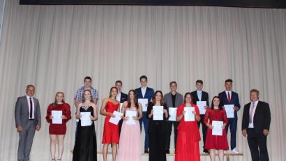 Bild: Realschule Kemnath/exb
Den Absolventen der 10a von Klassenlehrerin Anna-Sunhild Wilka gratulierten Realschuldirektor German Helgert (rechts) und Landrat Roman Grillmeier (links): Sylvia Girisch (1,18), Luzi Roth (1,23), Tim Scharnagl (1,27), Simone Schultes, Tamina Kolb (beide 1,42), Philipp Riedl (1,45), Alisha Riedl (1,50), Julian Plannerer (1,55), Marcel Krist, Nadine Fiedler (1,64), Leonard Reichenberger (1,82), Janina Andor (1,83) und Christian Landgraf (1,91).