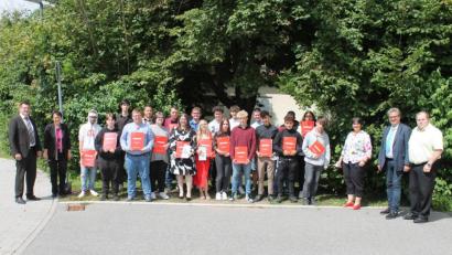 Bild: Hans Walter/exb
Konrektor Holger Popp, Schulleiterin Ulrike Neiser (links), Klassenleiterin Yvonne Walter, Bürgermeister Bernhard Stangl und Elternbeirats-Vorsitzender Josef Göppl (rechts) freuen sich über das hervorragende Abschneiden der Pressather Abschlussschüler. Klassenbeste sind Sabrina Stangl und Kiara Spachtholz (Bildmitte).
