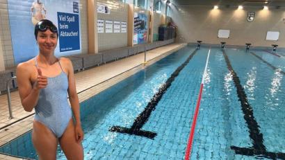 Bild: Gomez Islinger
Schwimmen ist toll, findet Marlene Gomez Islinger. Dabei ist es noch gar nicht so lange her, da war die Auftaktdisziplin gleichzeitig die Hassdisziplin der Triathletin.