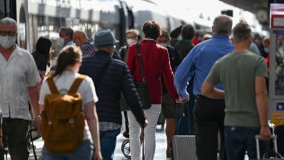 Bild: Arne Dedert/dpa
„Alle nicht geimpften Einreisenden nach Deutschland müssen sich künftig testen lassen – egal ob sie mit dem Flugzeug, Auto oder der Bahn kommen“, sagt Jens Spahn.