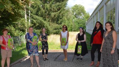 Bild: Kunz
Die Schulleitung gratulierte den Jahrgangsbesten der Fachschulen Heilerziehungspflege und Heilerziehungspflegehilfe.