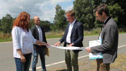 Bild: pi
Tobias Bäumler und Felix Steghöfer (Mitte, von rechts) erläutern Bürgermeisterin Marina Hirnet und MdL Dr. Stephan Oetzinger die Planung.
