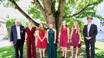 Bild: Peter Ringeisen/exb
Die besten Absolventinnen mit den verantwortlichen Pädagogen (von links): Realschulkonrektor Richard Reber, Hanna Hefner, Julia Meier, Maja Fleischmann, Lisa Schöner, Leonie Schmarander und Schulleiter Oberstudiendirektor Günter Jehl.