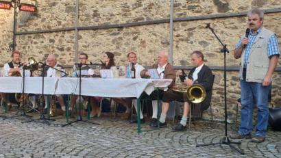 Bild: Stadt Schönsee/exb
Dritter Bürgermeister Josef Fleißer (rechts) eröffnete das erste Konzert der "Schönseer Abendklänge", bei dem die Stammtisch-Musikanten das Publikum unterhielten.