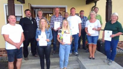 Bild: fjo
Über die bayerische Verdienstnadel freuen sich Josef Wittmann, Kerstin Krämer-Höreth und Nicole Hoch (vorne, von links), sowie (von rechts) Hildegard Werner, Stephan Ach, Renate Forster, Josef Kleber, Franz Peintinger, Karl Hölzl, Hans Grötsch und Georg Kleber,.