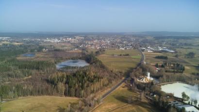 Archivbild: Peter Schön/Stadt Tirschenreuth/exb
Links der Bundesstraße beim Engelmannsteich sowie auf der Fläche zwischen B15, Umgehung und dem Radweg soll das neue Gewebegebiet Platz für die Investition der Ziegler-Group schaffen.