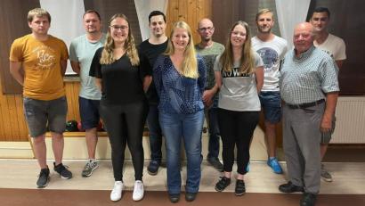 Bild: gi
Neuer Präsent vom Sportkegelclub BW ist Philipp Grötsch (Vierter von links); zweiter Vorsitzender Stefan Stauber (Zweiter von links) und dritte Vorsitzende Marina Reiner (Fünfte von links) sowie die weiteren Vorstandsmitglieder mit auf dem Bild. Karl Liebl (Zweiter von rechts) hat die Wahl durchgeführt.