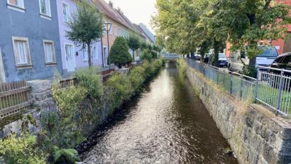 Bild: Eichl
Solange sie in ihrem Bett bleibt, die Floß, ist es eine Freude, an ihren Ufern zu wohnen. Der Markt arbeitet an einem Hochwasserschutzkonzept für den Fall, dass das Flüsschen wieder zerstörerische Dimensionen annimmt.