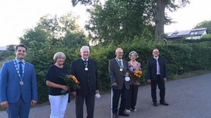 Bild: ihl
Bürgermeister Rudolf Teplitzky (links) und dessen Stellvertreter Egbert Völkl (rechts) hielten die Laudationes für den neuen Ehrenbürger Karl-Heinz Stoppa (Dritter von links) mit Ehefrau Gerti und den Träger der Goldenen Bürgermedaille Hubert Teplitzky (Dritter von rechts) mit Ehefrau Barbara.