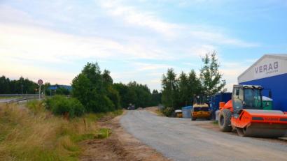Bild: fjo
Lediglich eine Asphaltschicht fehlt noch in den Kurvenbereichen. Dann kann das für über 100.000 Euro erstellte Provisorium im Autohof als neue Zufahrt in Betrieb gehen.