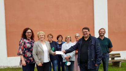 Bild: gi
PGR-Sprecherin Elisabeth Völkl überreichte im Namen des Pfarrgemeinderates und der Hildegard-Gruppe an Pfarrer Udo Klösel 700 Euro aus den Aktionen Kuchentaschen und Frühschoppen „to go“.