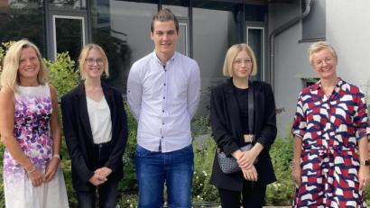 Bild: tat
Nele Bauer (Zweite von rechts) und Ionut Gogolan (Mitte) schließen ihren Quali als Klassenbeste ab (jeweils 1,7). Desirée Pröm (Zweite von links) komplettiert die Spitzenplätze mit ihrem Schnitt von 1,8. Klassenleiterin Sabine Spindler (links) und Rektorin Michaela Bergmann (rechts) gratulieren.