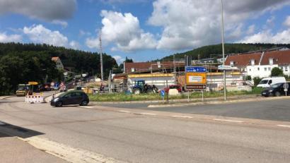 Bild: ihl
Ab Montag wechseln die Sperrschilder. Die Regensburger Straße ist dann wieder frei und die Kreisstraße Richtung Kemnath gesperrt. .