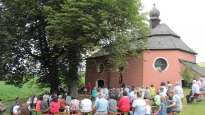 Bild: Ulrich Wohlgemuth/exb
Vor der Jakobi-Kirche in Fuchsberg fand der Gottesdienst zum Patrozinium statt.