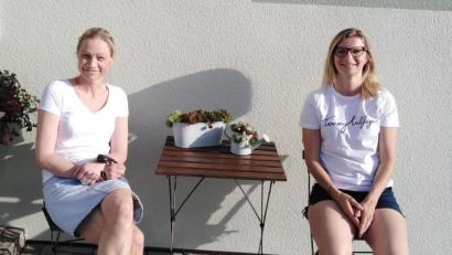 Bild: Panzer/exb
Julia Aukhofer (rechts) und Sandra Freitag halfen ihren Nachbarn, die an Corona erkrankt und in Quarantäne waren, wo es nur ging.