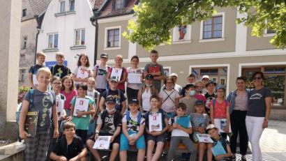 Bild: krb
Schüler der Lobkowitz-Realschule kartieren den Stadtplatz und führen eine Verkehrszählung durch.