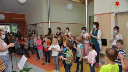 Bild: dob
Mit einer lebhaften Abschlussandacht verabschiedeten sich die Kinder aus der Kindertagesstätte Don Bosco.
