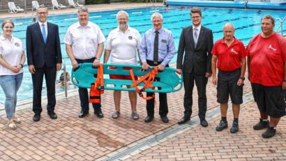 Bild: njn
Gerne nahm Wasserwacht-Vorsitzender Thomas Seiler (vierter von links) das neue Rettungsgerät, ein Spineboard, aus den Händen von Bürgermeister Johannes Reger (vierter von rechts) und zweiten Bürgermeister Bernhard Schmidt (dritter von links) entgegen. Mit auf dem Bild (von links) Victoria Seiler von der Wasserwacht, die beiden Bankenvertreter Hans Dumler und Alexander Goblirsch sowie die beiden Bademeister Roman Siegert und Heinrich Denz.