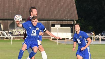 Bild: gb
Der Raigeringer Kapitän Patrick Stauber (vorne) liefert sich ein Kopfball Duell mit Benedikt Sehr von der SpVgg Schirmitz.