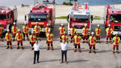 Bild: Sebastian Voit/exb
Die Mitglieder der Feuerwehren Neubau, Mehlmeisel, Unterlind und Fichtelberg (im Hintergrund, von links) freuen sich über die neuen Schutzanzüge. Den Bürgermeistern Franz Tauber (vorne, von links) und Sebastian Voit (rechts) ist die Sicherheit der Kameraden ein großes Anliegen.