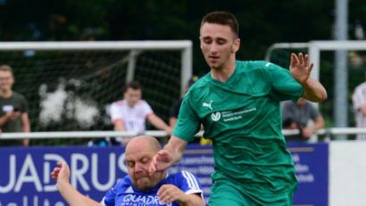 Bild: mhs
Der Schmidgadener Christopher Neidl (links) haut sich gegen den Stullner Fabio Cordio voll rein. Die Schmidgadener wollen gegen die Eintracht aus Schwandorf am Samstag erstmals punkten.